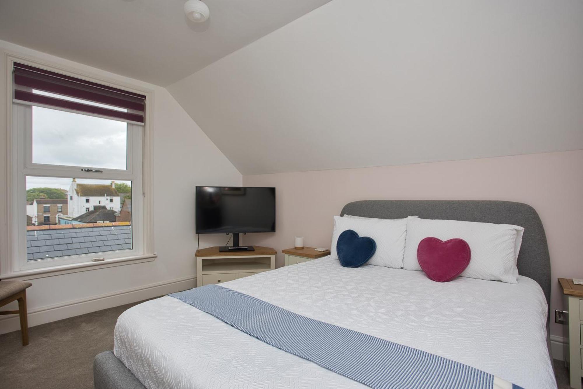 Spacious Seaside Escape In The Heart Of Deal, 4 Mins From The Beach ภายนอก รูปภาพ
