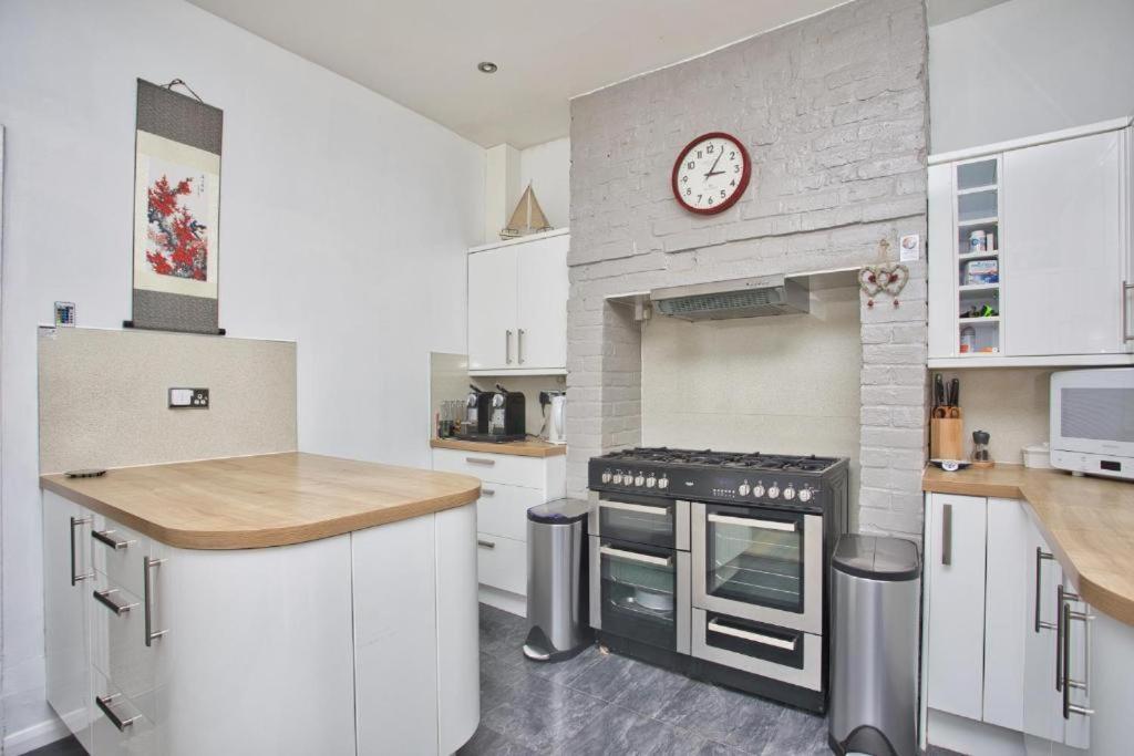 Spacious Seaside Escape In The Heart Of Deal, 4 Mins From The Beach ภายนอก รูปภาพ