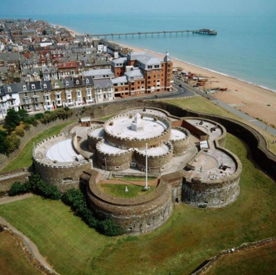Spacious Seaside Escape In The Heart Of Deal, 4 Mins From The Beach ภายนอก รูปภาพ